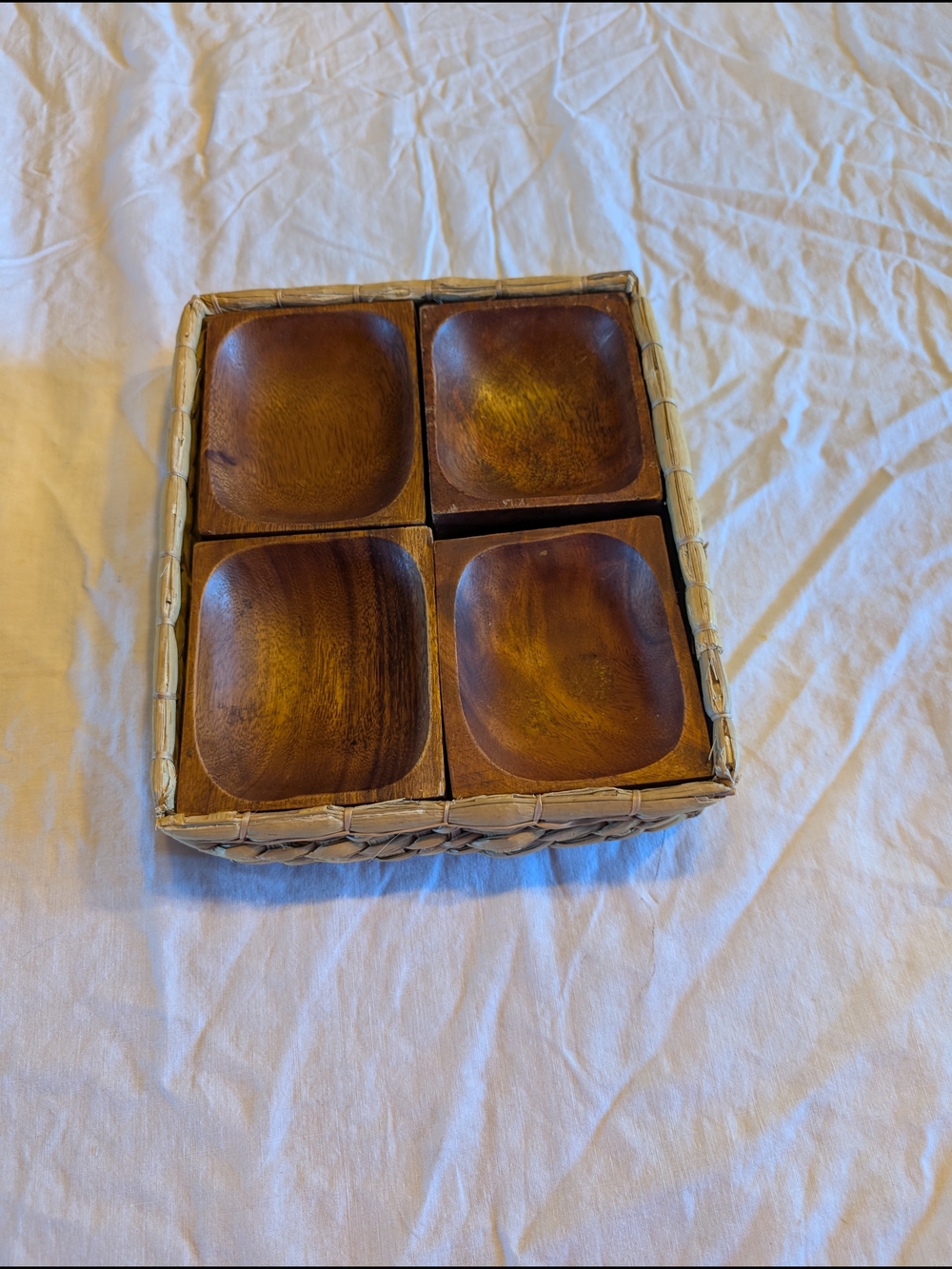 2/20$ Vintage Brown Wooden Snack Bowl Set with Woven Carrier
